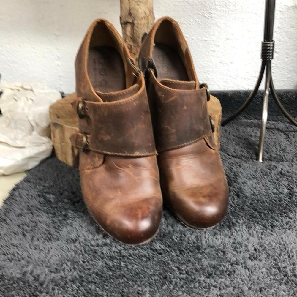 b.o.c. Brown Leather Ankle Boots with Distressed‎ Finish